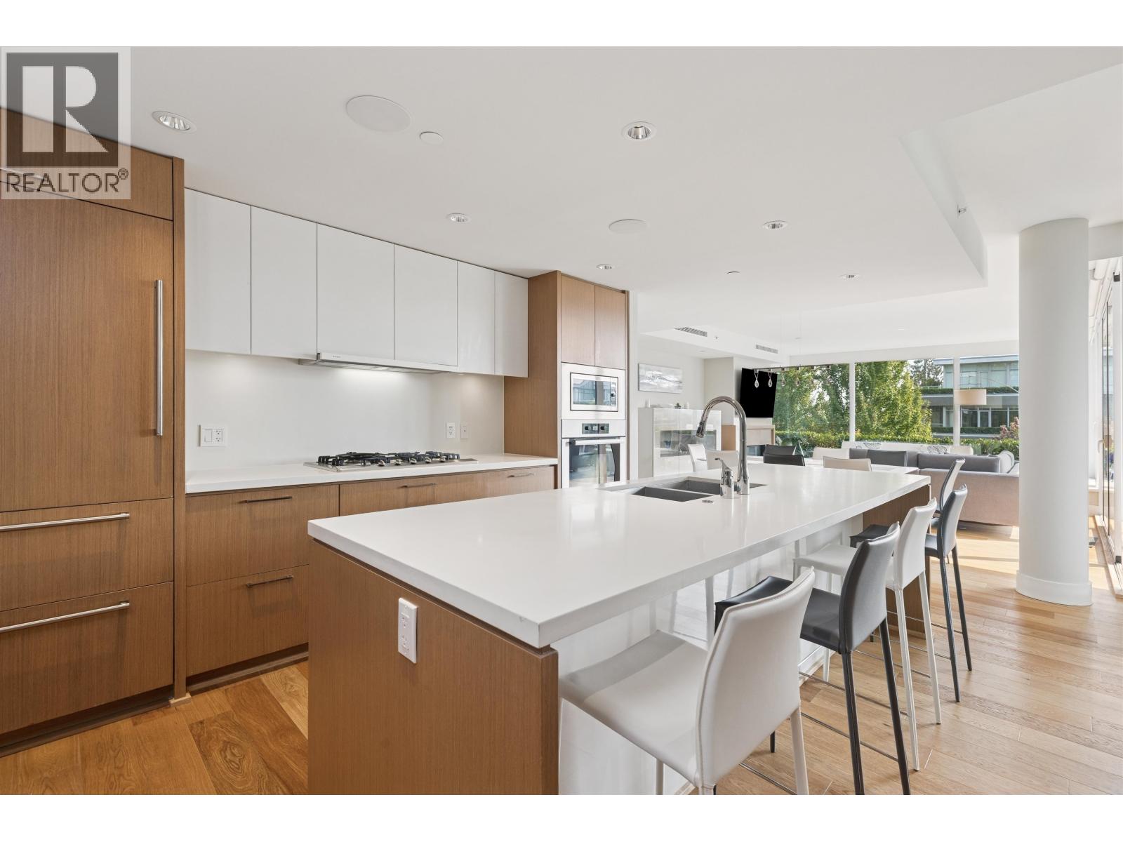 201 908 KEITH ROAD, West Vancouver