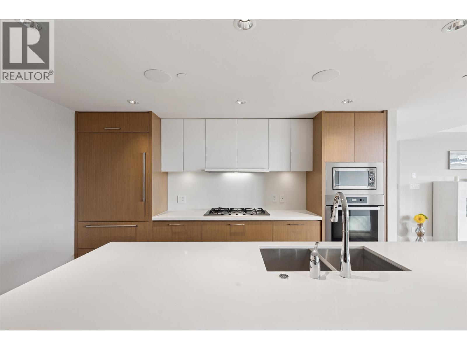 201 908 KEITH ROAD, West Vancouver