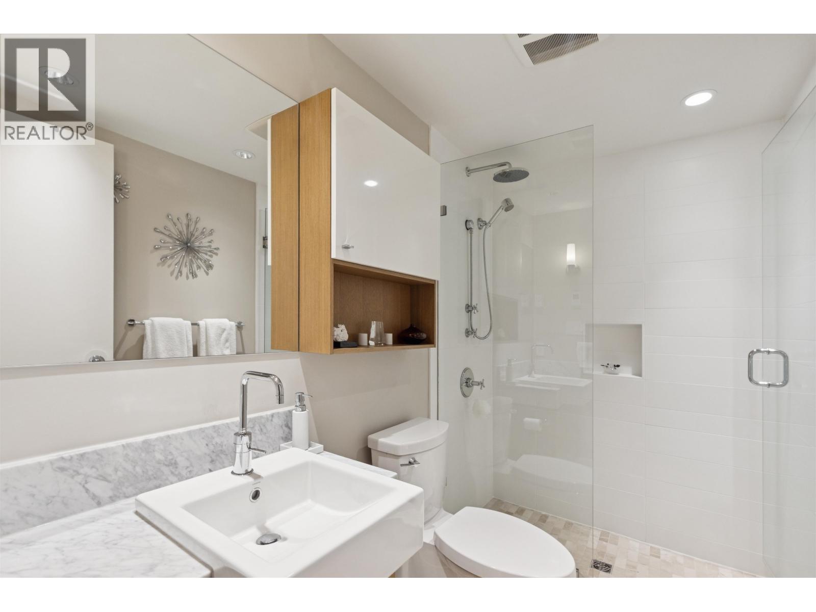 201 908 KEITH ROAD, West Vancouver