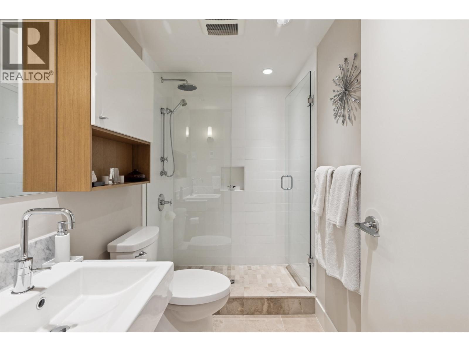 201 908 KEITH ROAD, West Vancouver