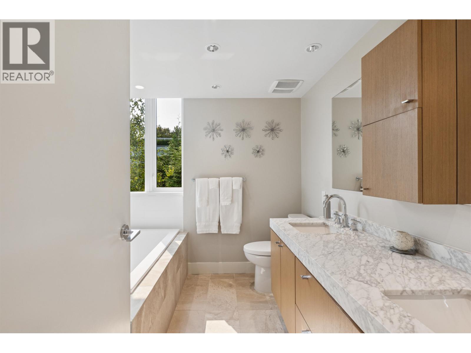 201 908 KEITH ROAD, West Vancouver