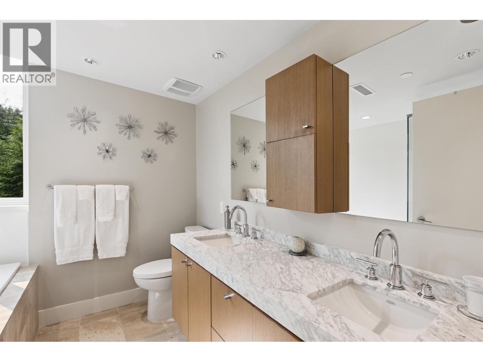 201 908 KEITH ROAD, West Vancouver