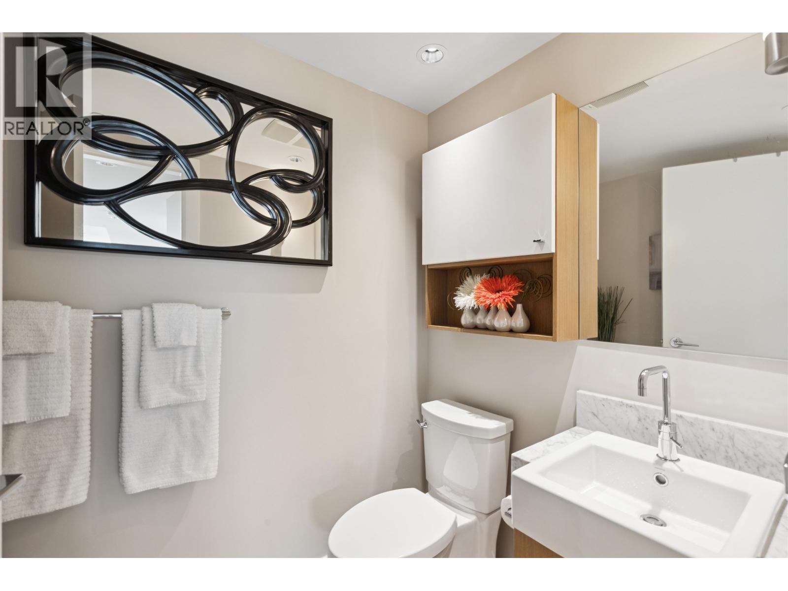 201 908 KEITH ROAD, West Vancouver