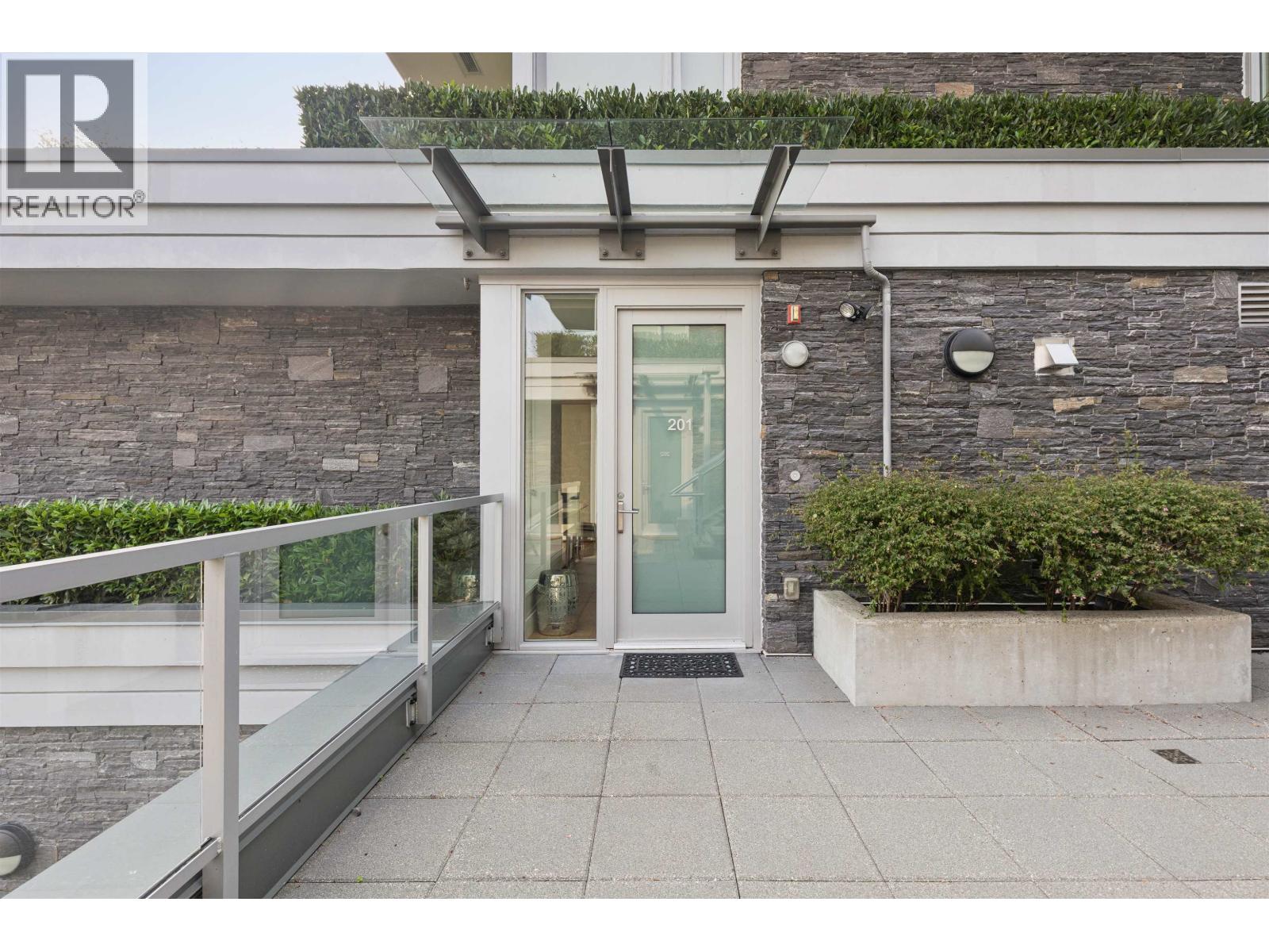 201 908 KEITH ROAD, West Vancouver