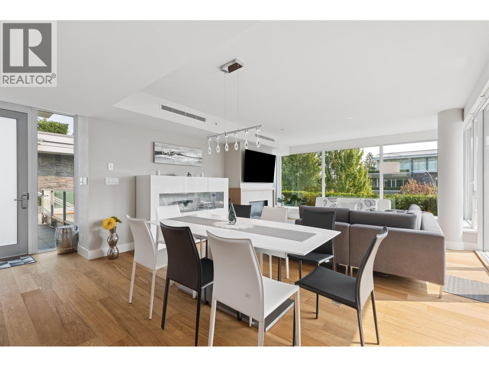 201 908 KEITH ROAD, West Vancouver
