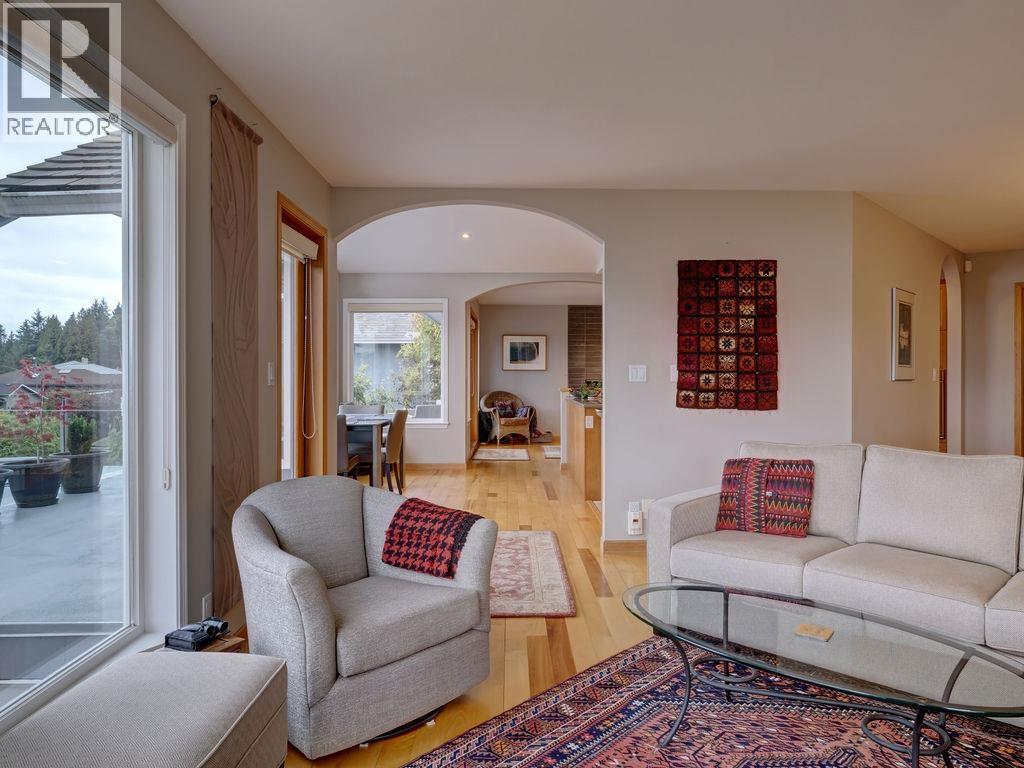 806 OCEANMOUNT BOULEVARD, Gibsons