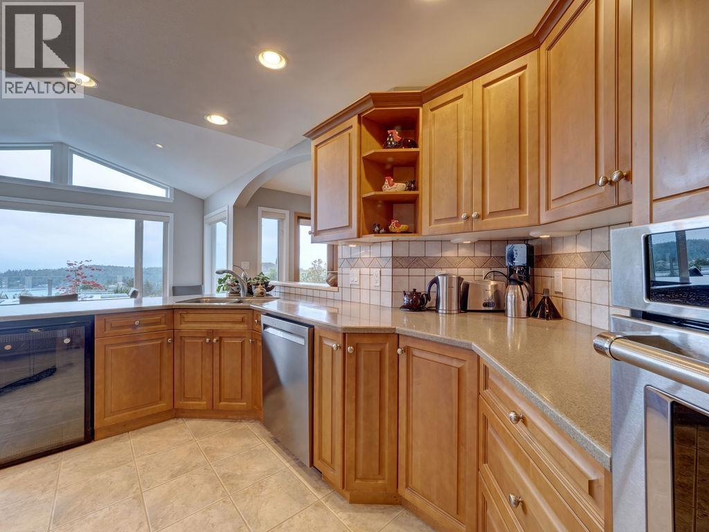 806 OCEANMOUNT BOULEVARD, Gibsons