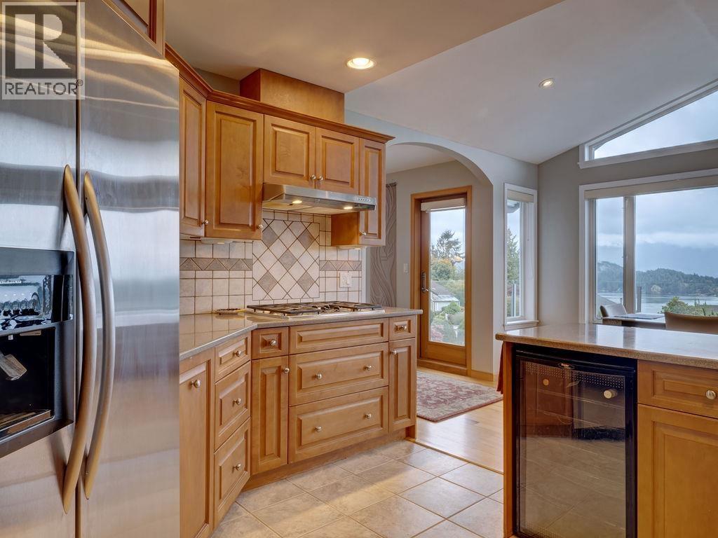806 OCEANMOUNT BOULEVARD, Gibsons