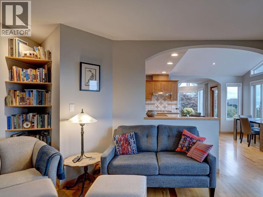 806 OCEANMOUNT BOULEVARD, Gibsons