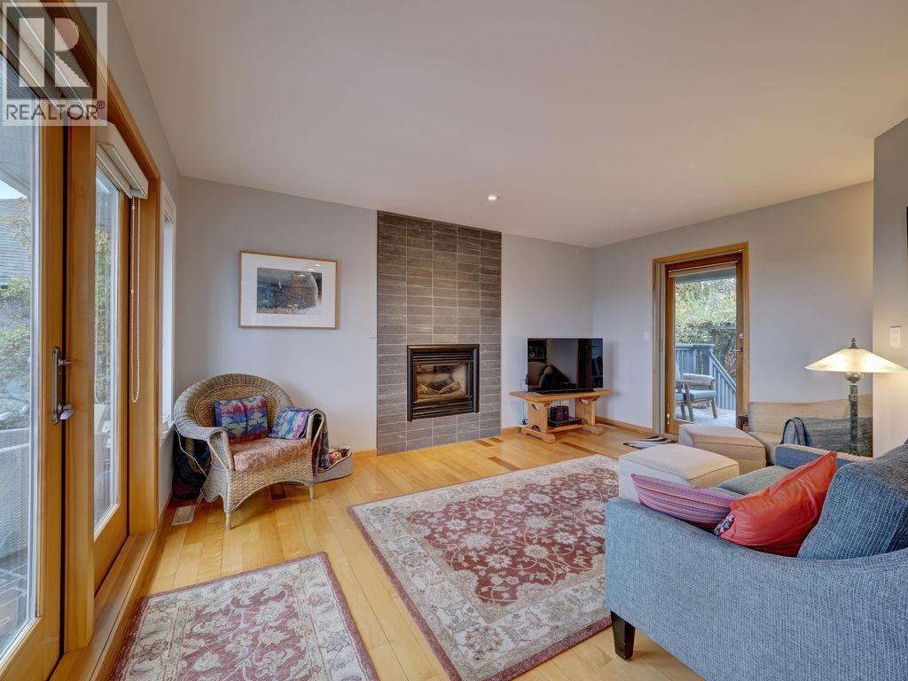 806 OCEANMOUNT BOULEVARD, Gibsons