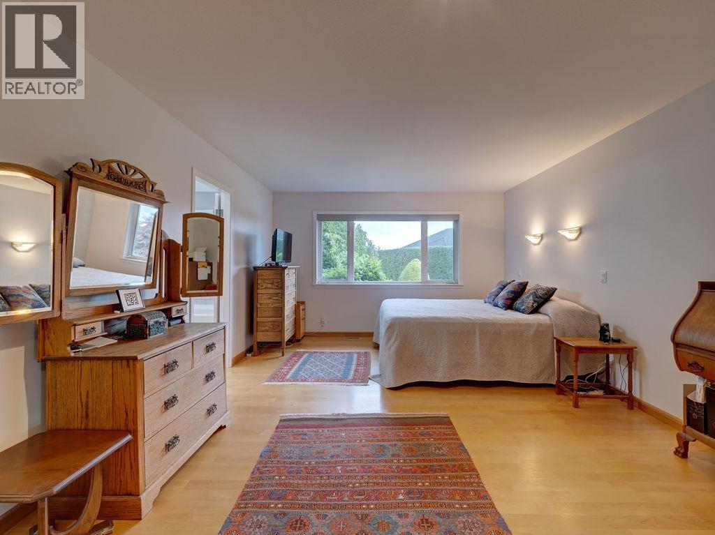 806 OCEANMOUNT BOULEVARD, Gibsons