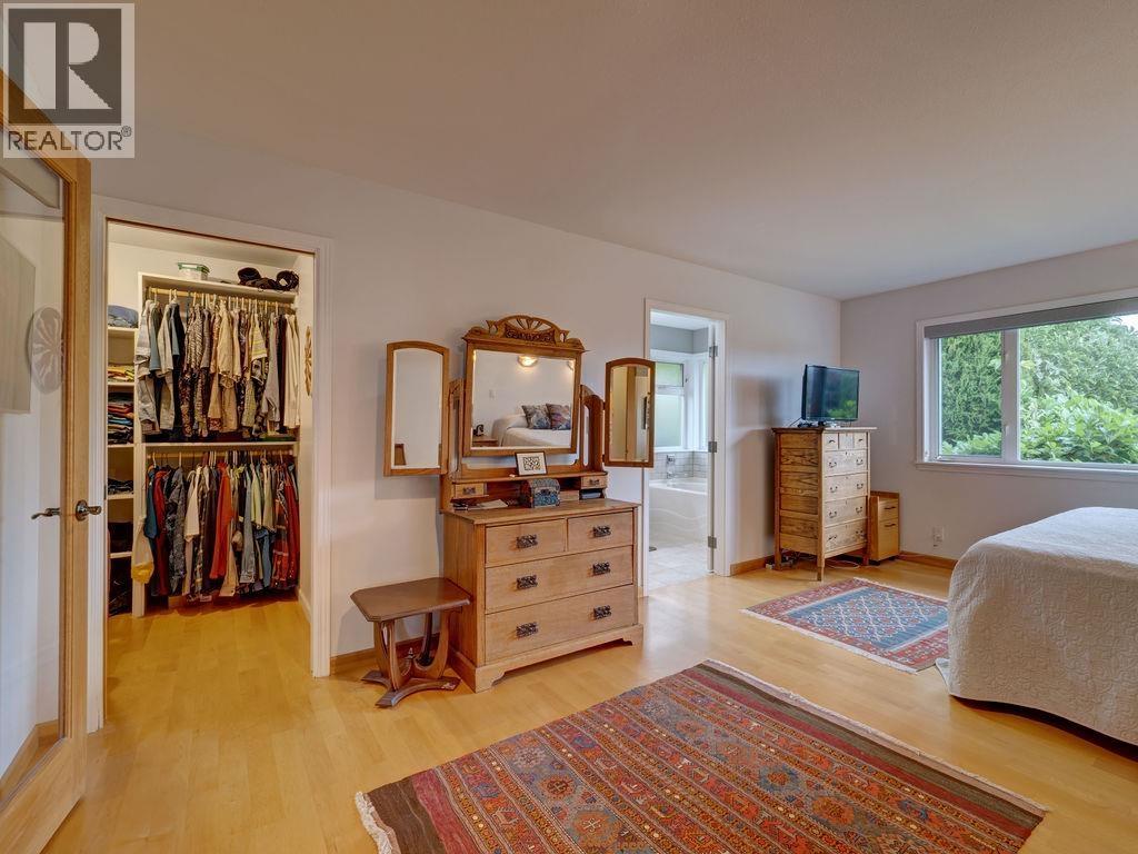 806 OCEANMOUNT BOULEVARD, Gibsons