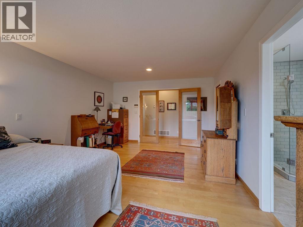 806 OCEANMOUNT BOULEVARD, Gibsons