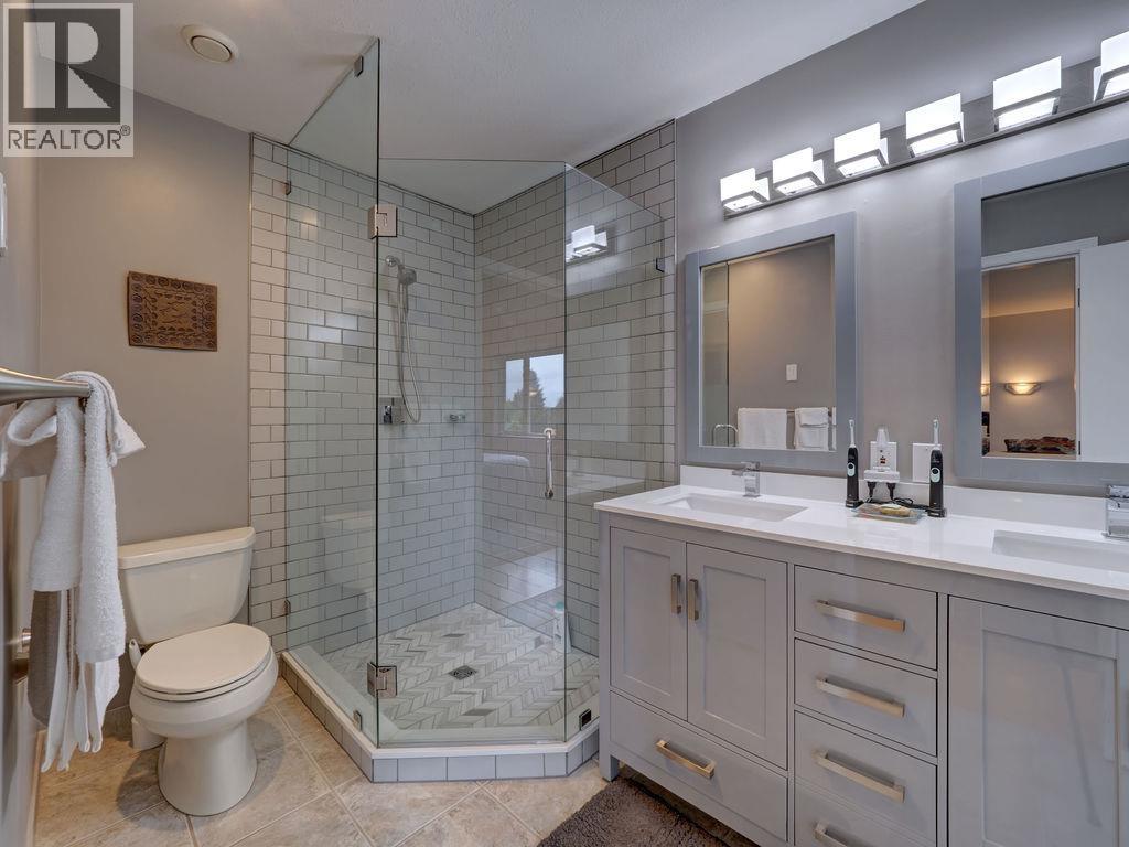 806 OCEANMOUNT BOULEVARD, Gibsons