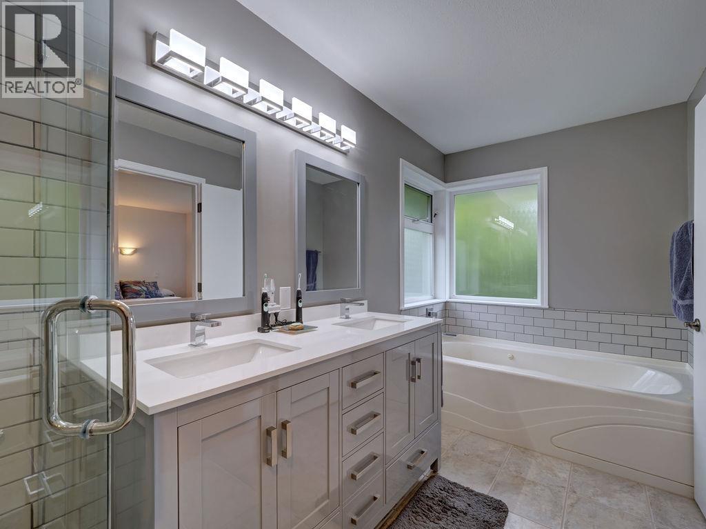 806 OCEANMOUNT BOULEVARD, Gibsons