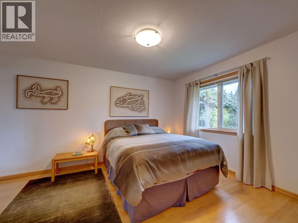 806 OCEANMOUNT BOULEVARD, Gibsons