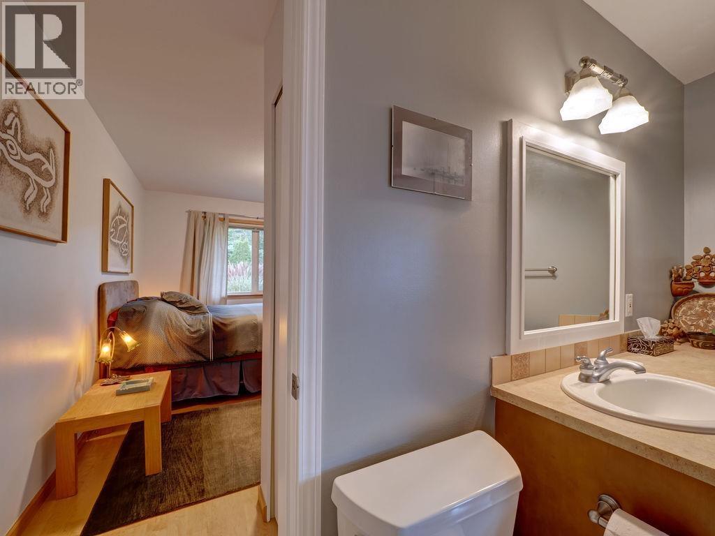 806 OCEANMOUNT BOULEVARD, Gibsons