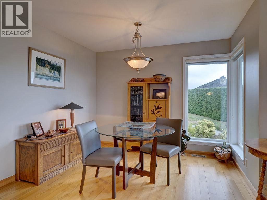 806 OCEANMOUNT BOULEVARD, Gibsons