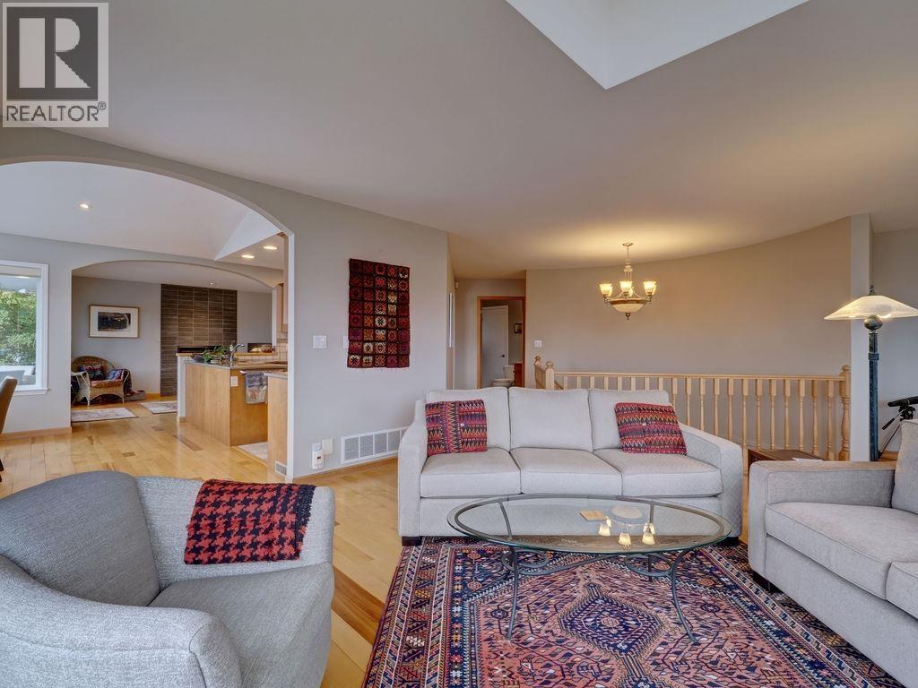 806 OCEANMOUNT BOULEVARD, Gibsons