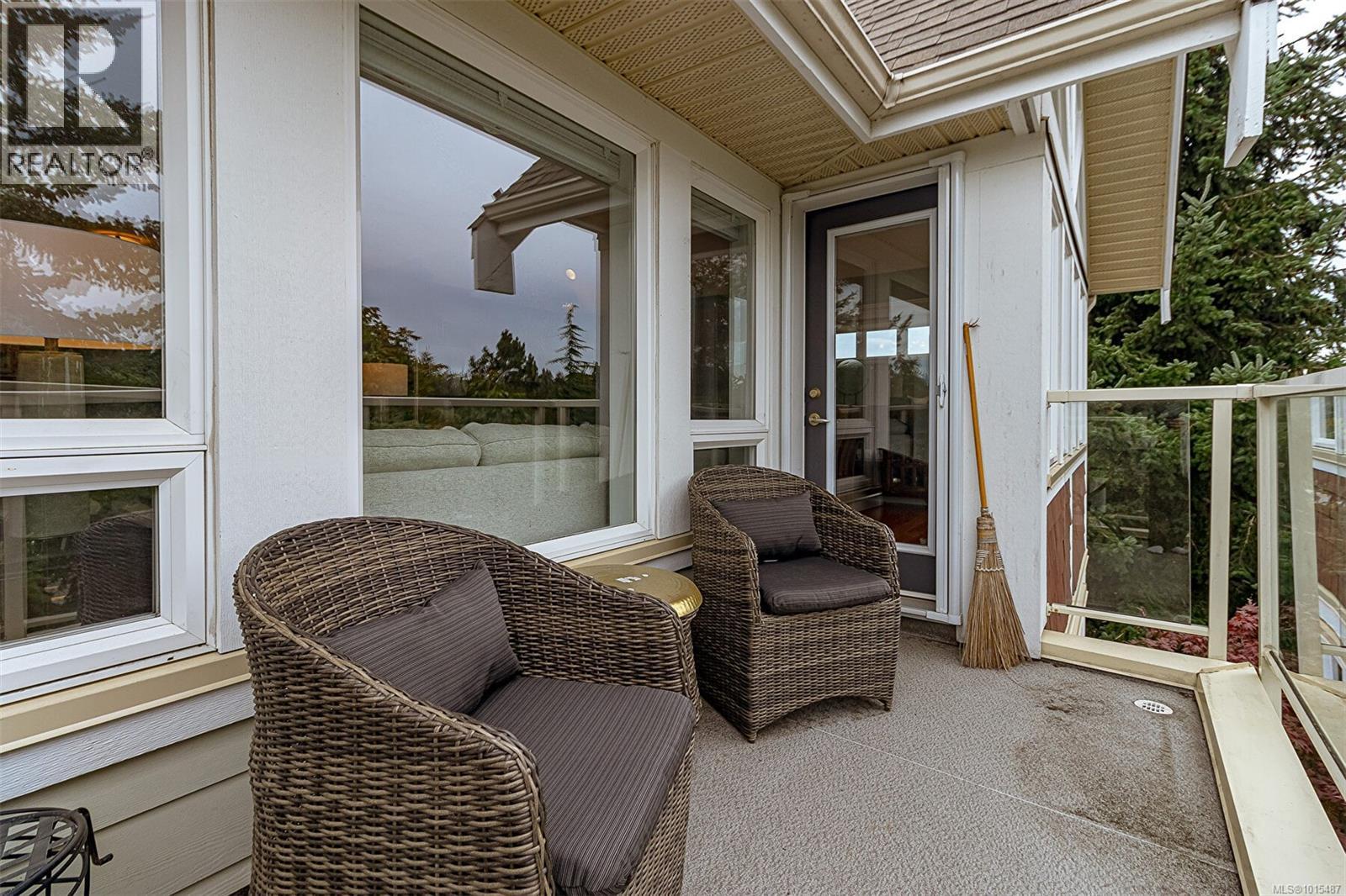 302 535 Heatherdale Lane, Saanich