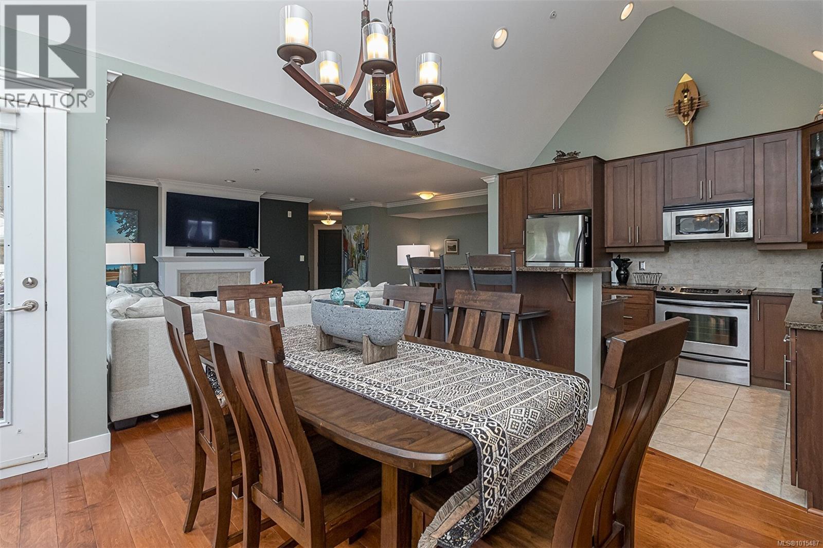 302 535 Heatherdale Lane, Saanich