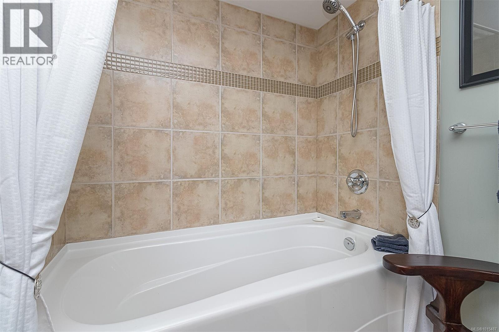 302 535 Heatherdale Lane, Saanich