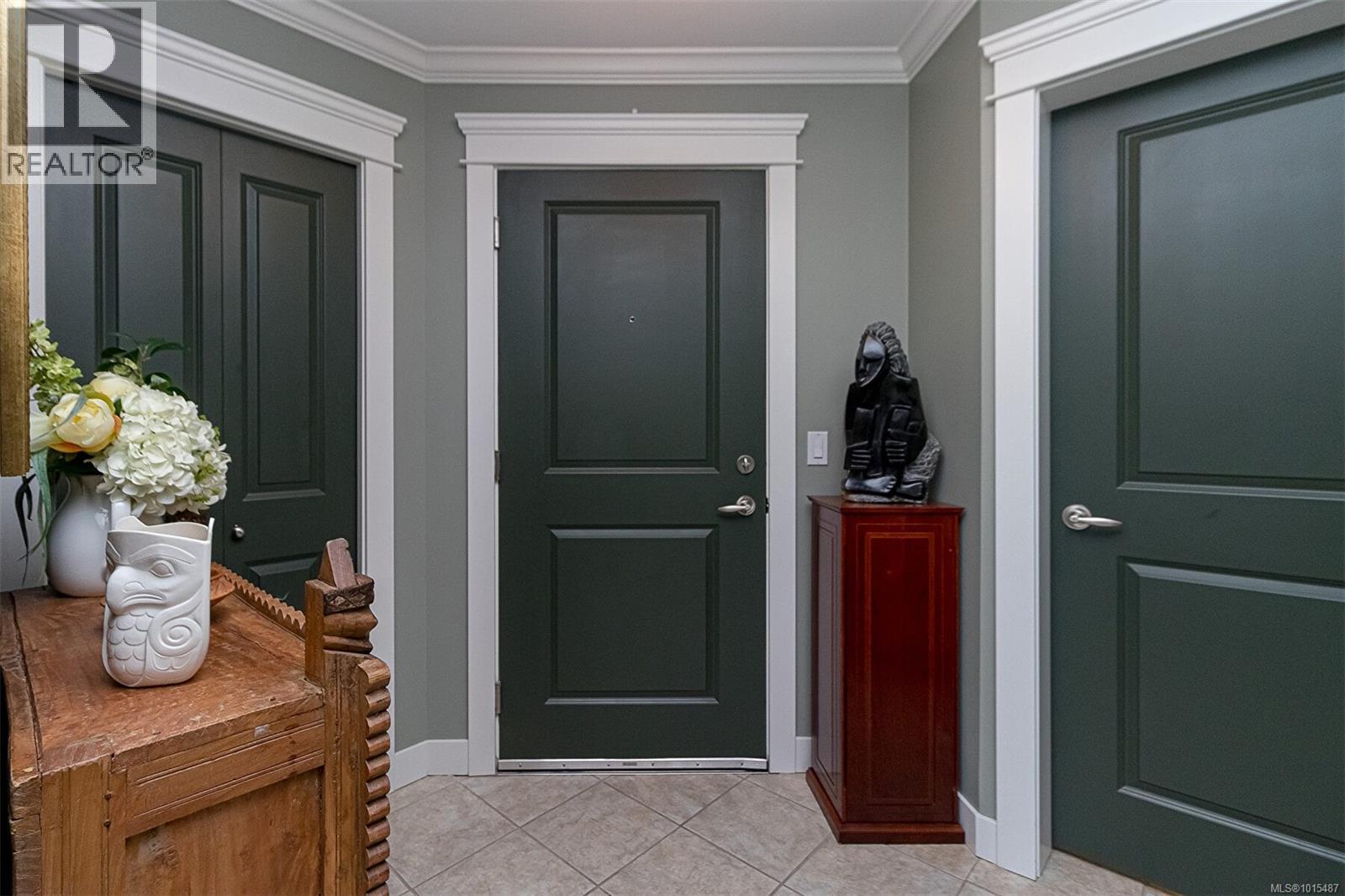 302 535 Heatherdale Lane, Saanich