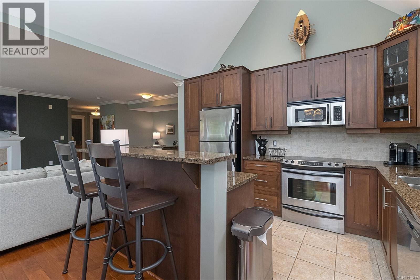302 535 Heatherdale Lane, Saanich