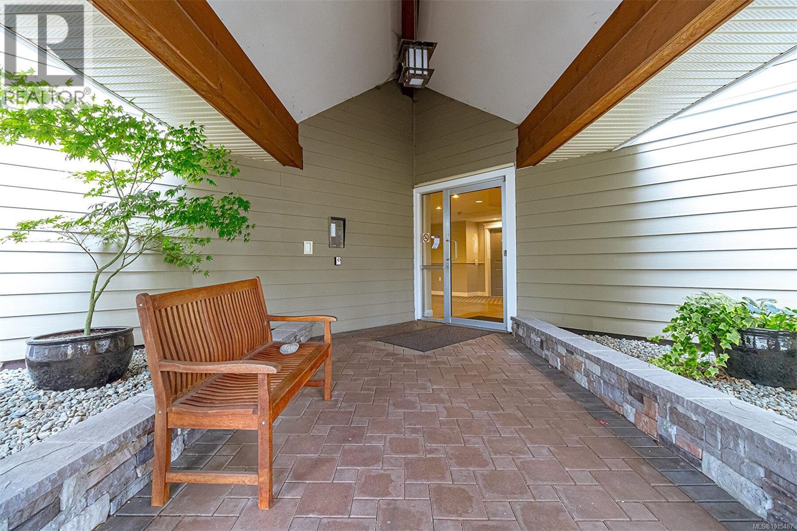 302 535 Heatherdale Lane, Saanich