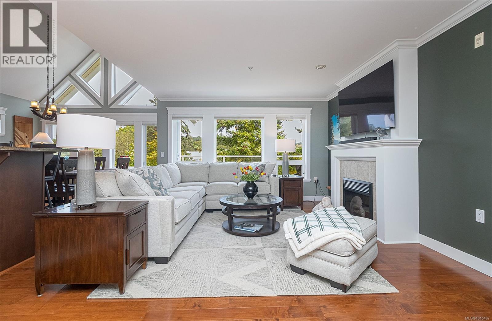 302 535 Heatherdale Lane, Saanich