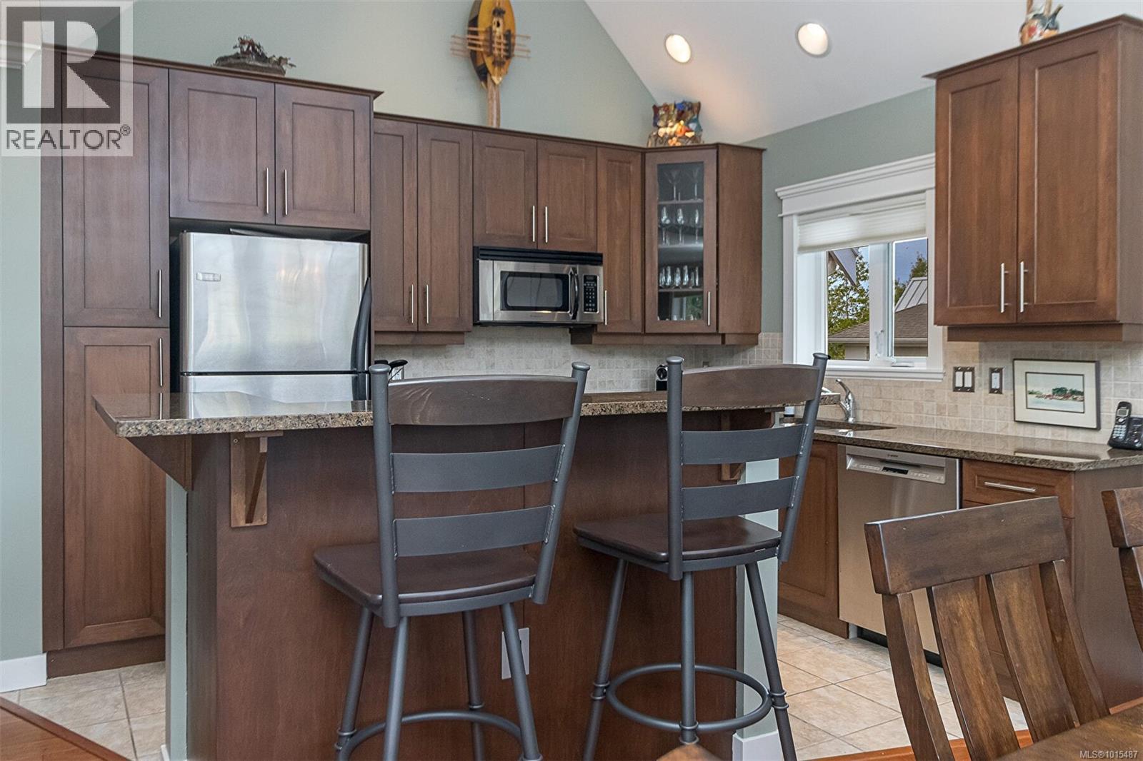 302 535 Heatherdale Lane, Saanich