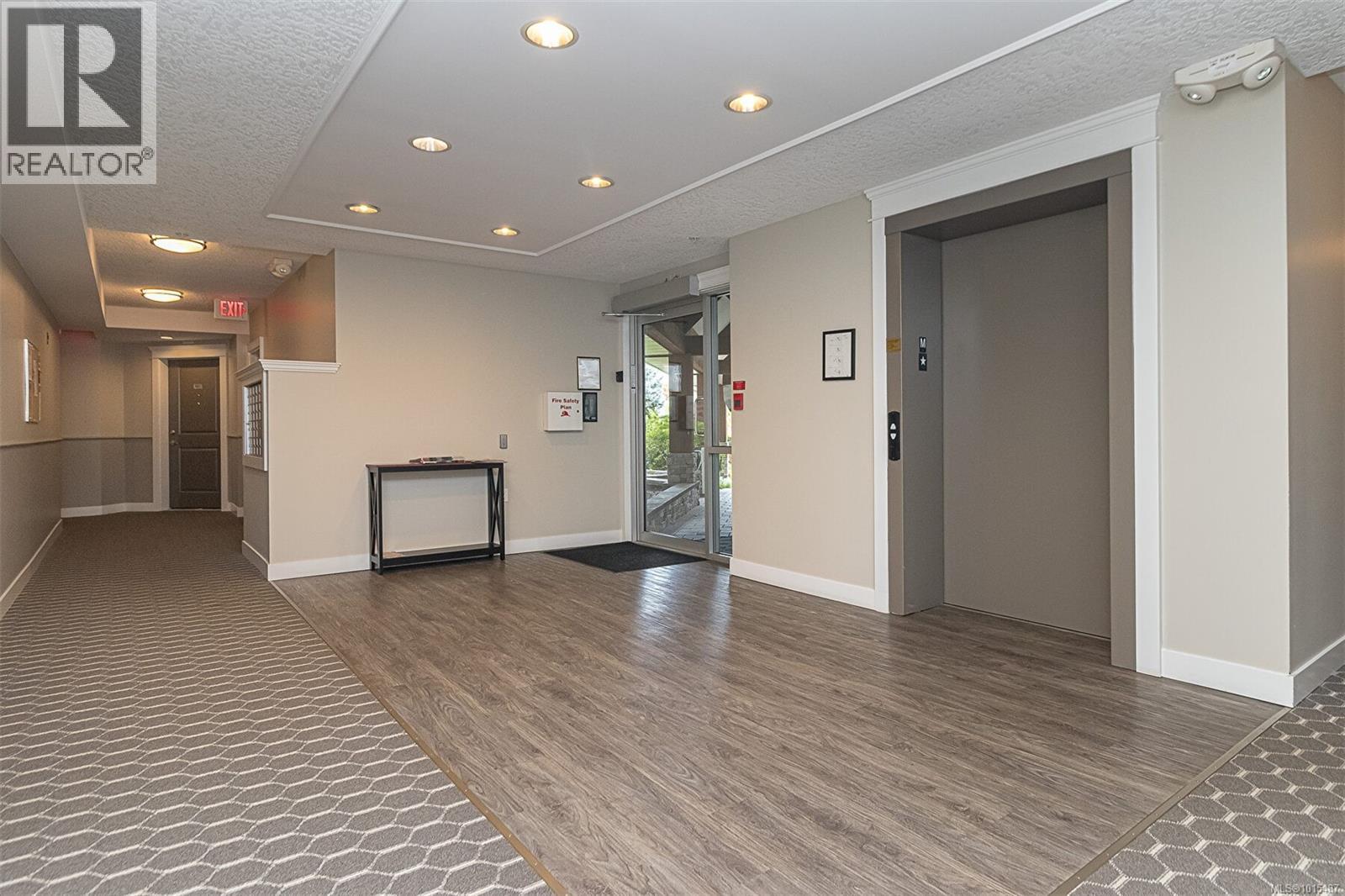 302 535 Heatherdale Lane, Saanich