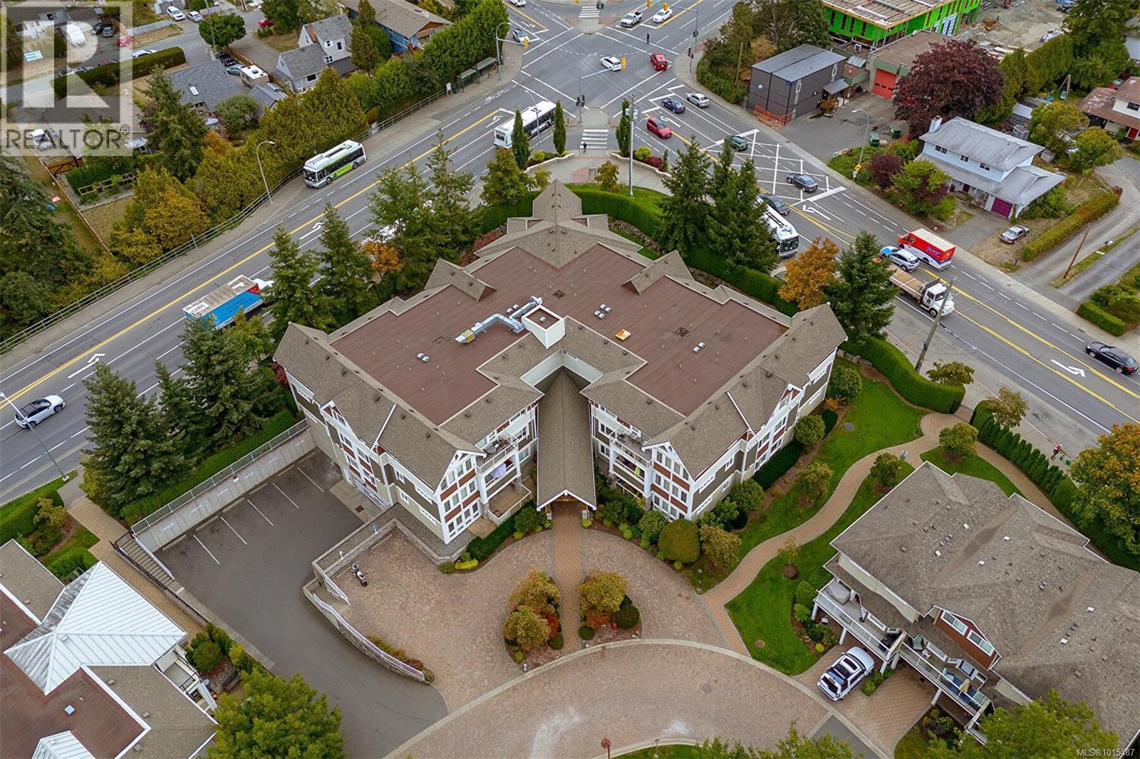 302 535 Heatherdale Lane, Saanich