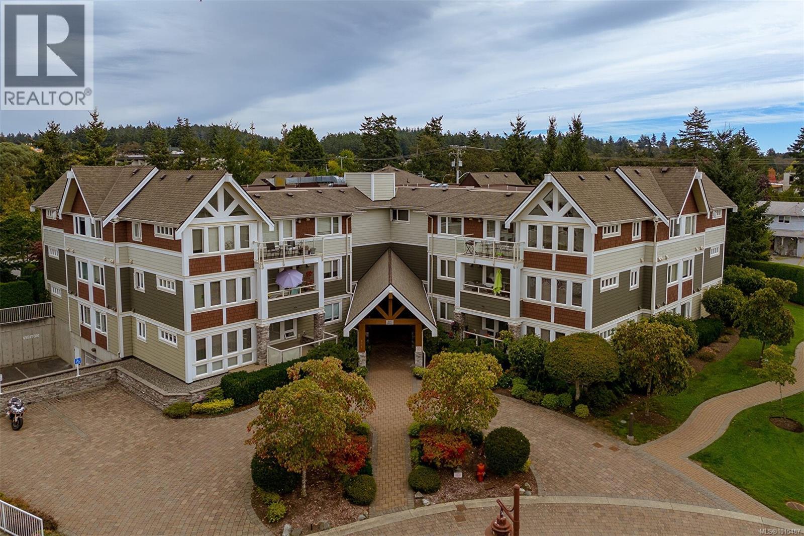 302 535 Heatherdale Lane, Saanich
