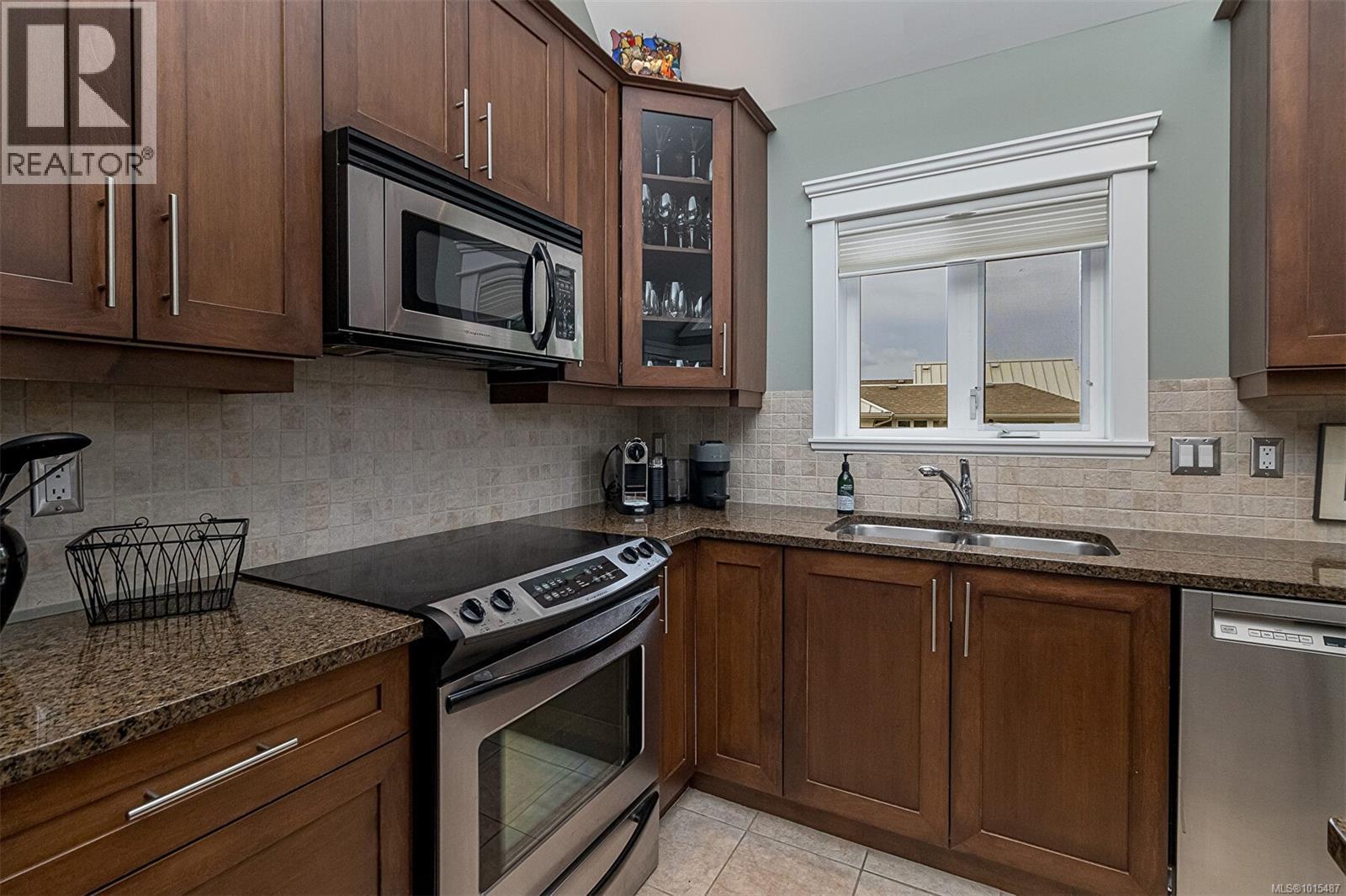 302 535 Heatherdale Lane, Saanich