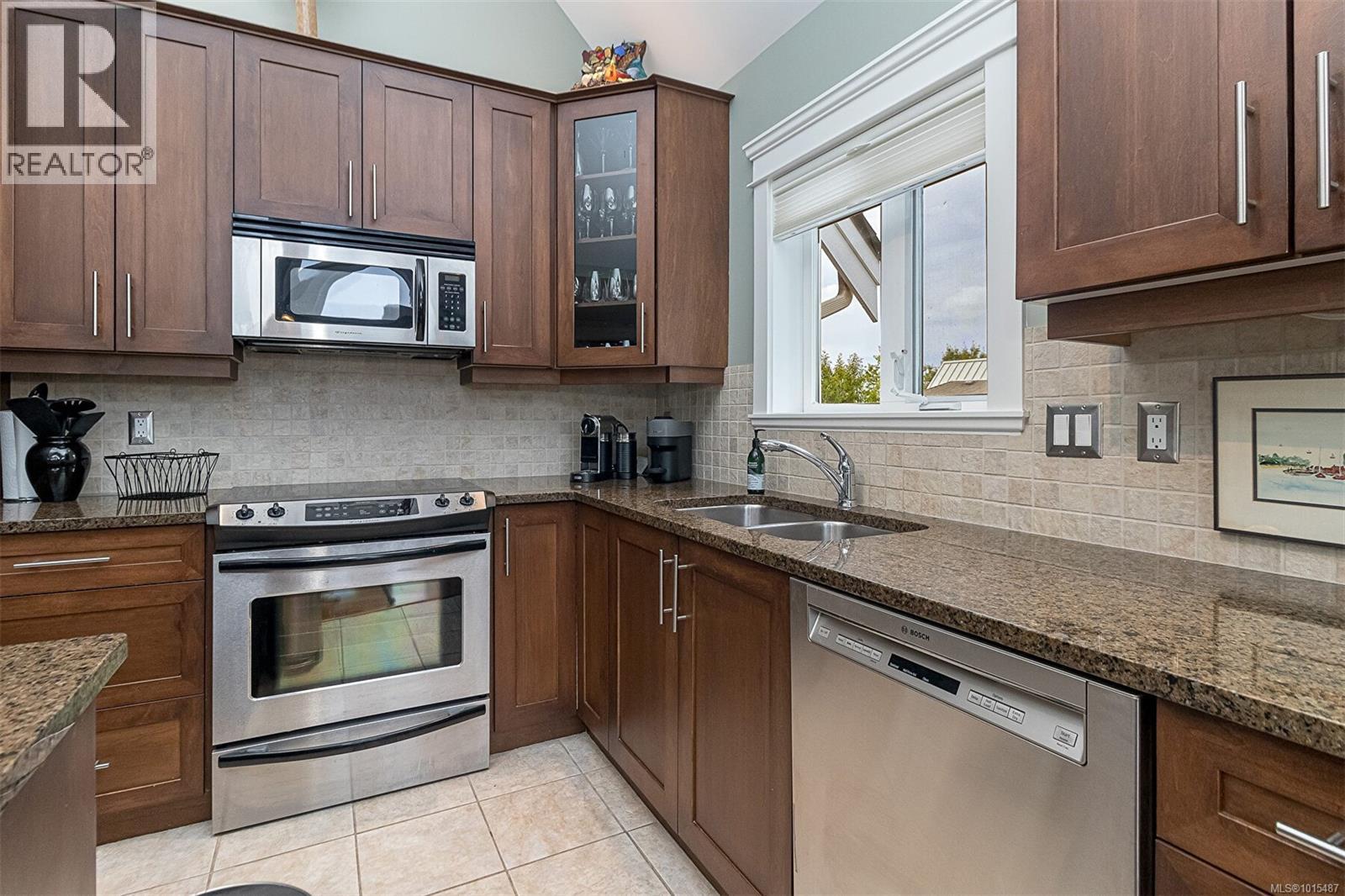 302 535 Heatherdale Lane, Saanich
