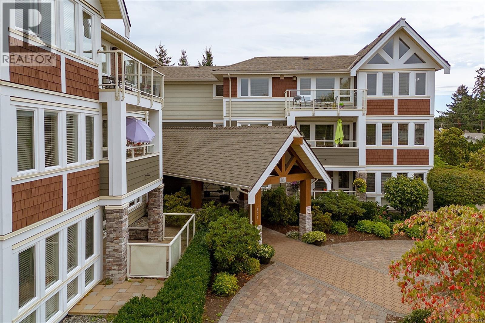 302 535 Heatherdale Lane, Saanich