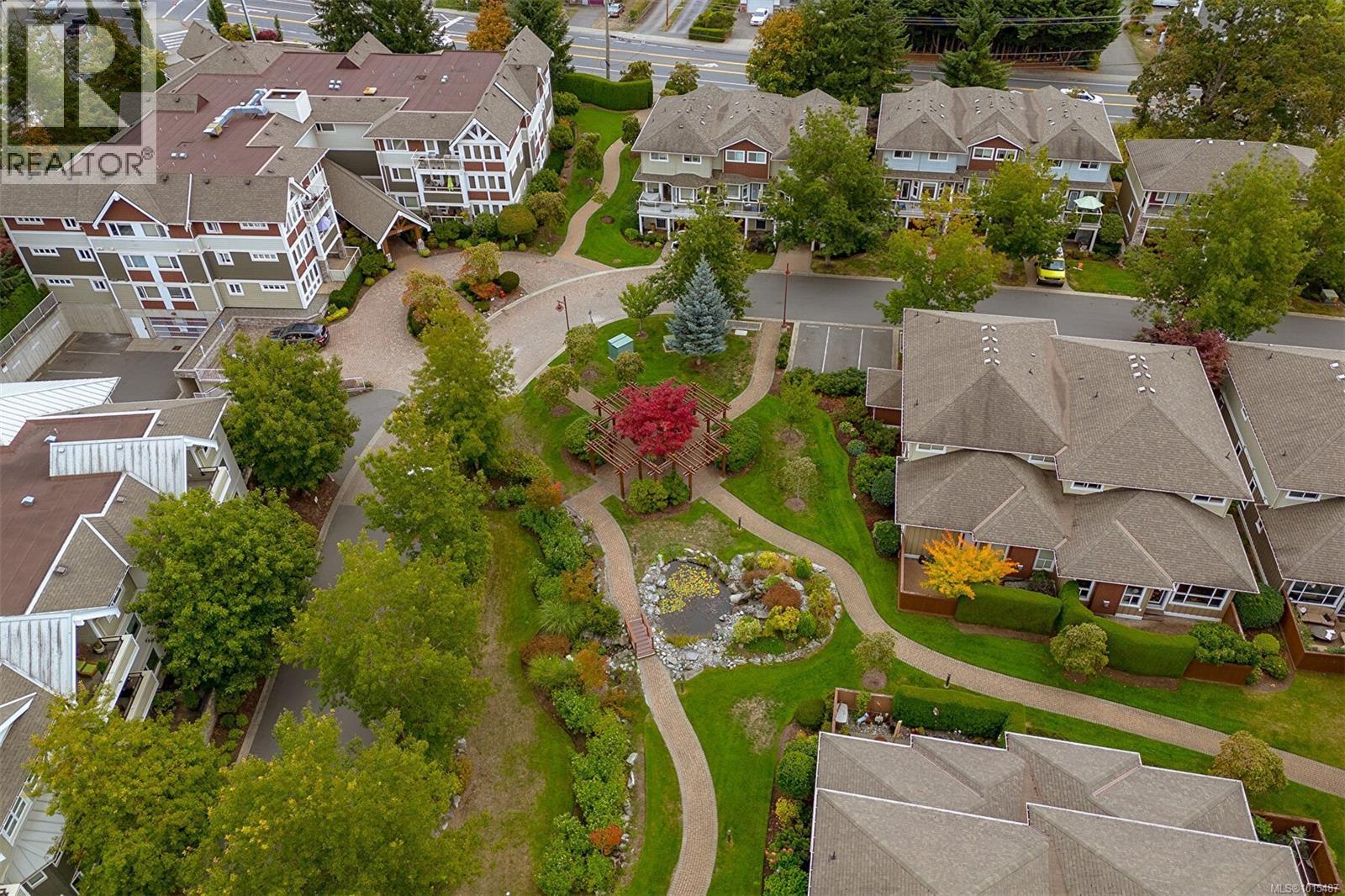 302 535 Heatherdale Lane, Saanich