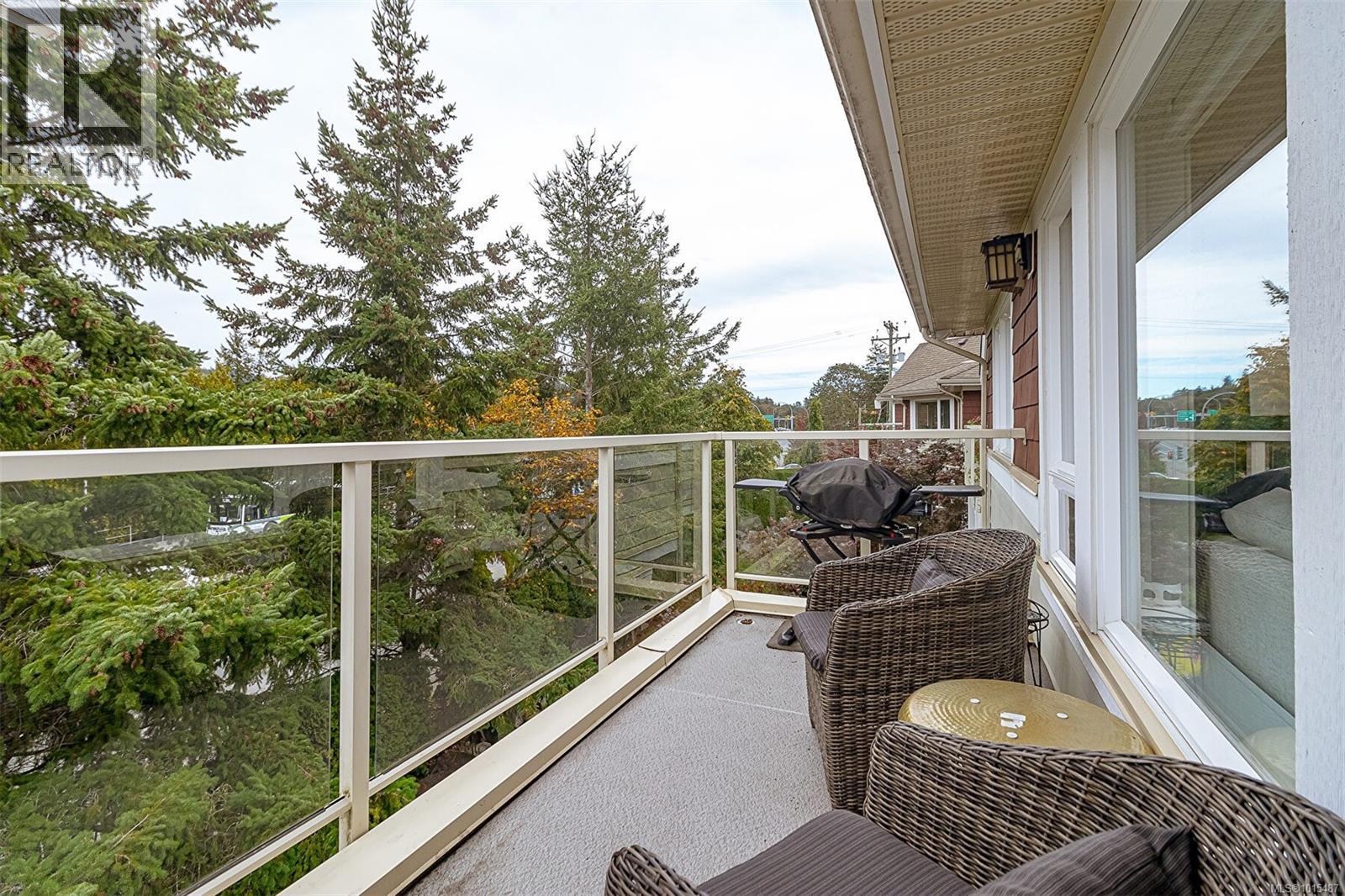 302 535 Heatherdale Lane, Saanich