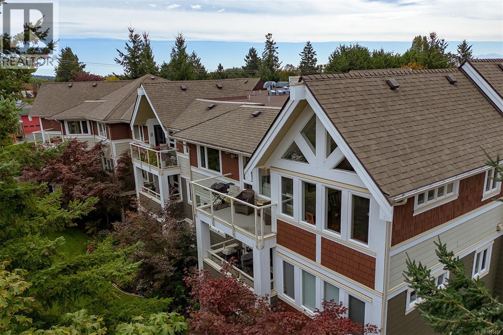 302 535 Heatherdale Lane, Saanich