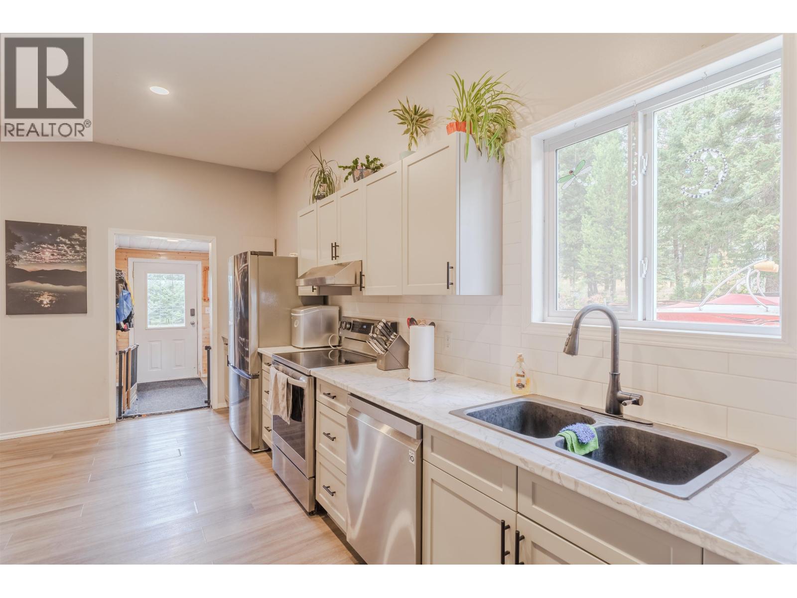 6395 YOUNG ROAD, Horse Lake