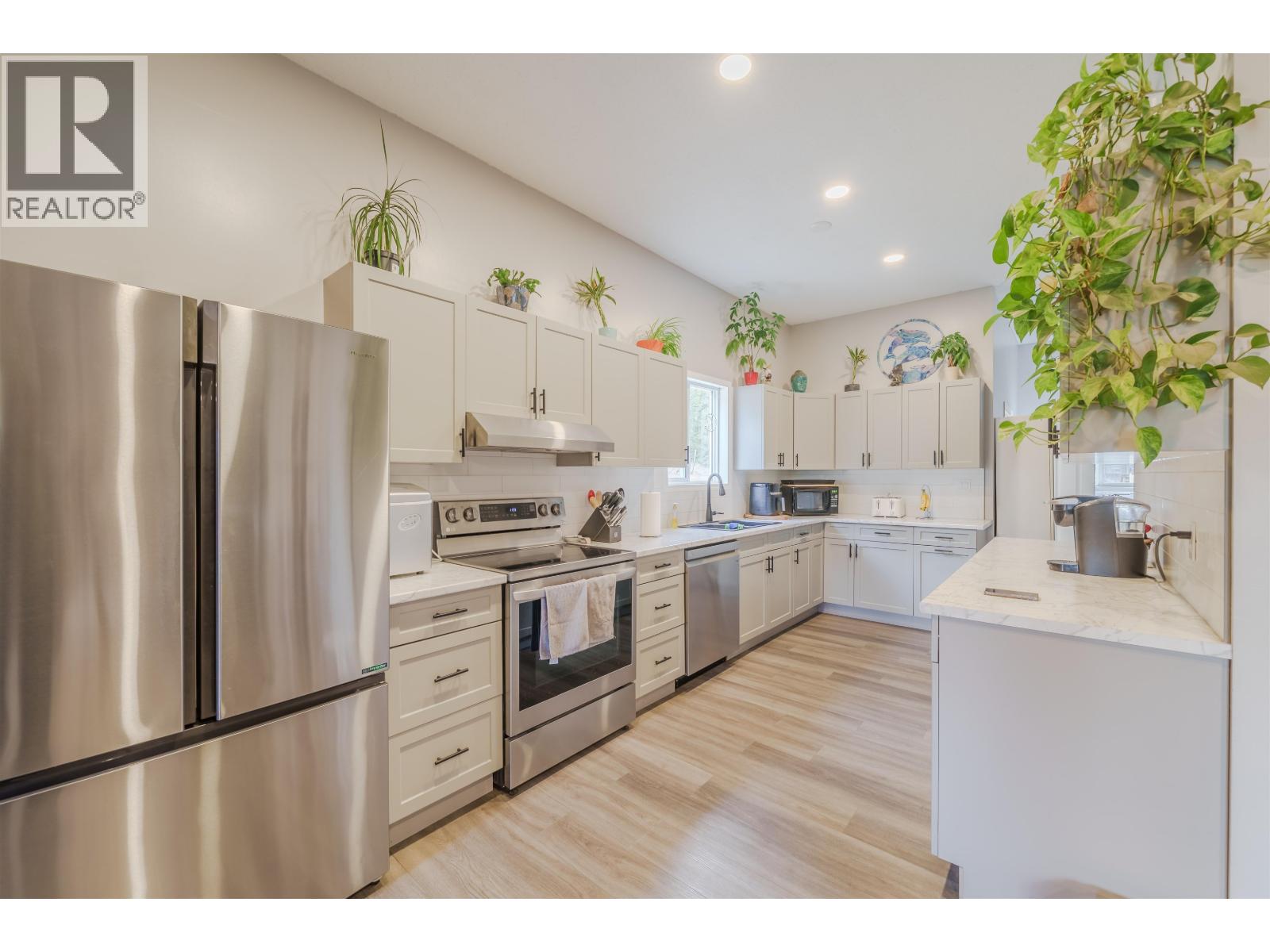 6395 YOUNG ROAD, Horse Lake