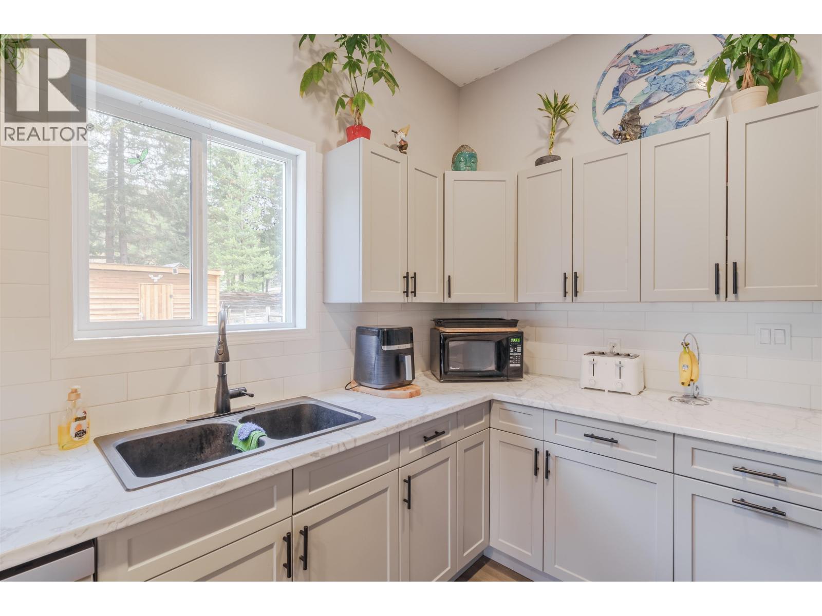 6395 YOUNG ROAD, Horse Lake