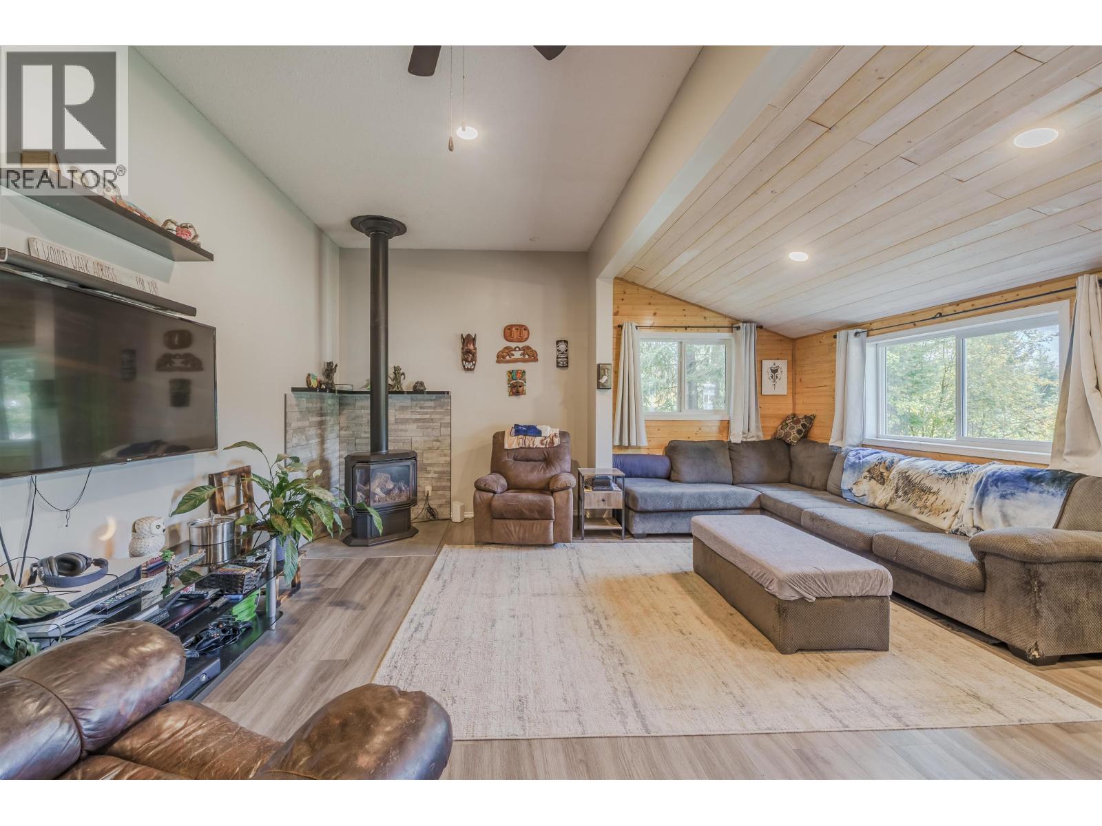 6395 YOUNG ROAD, Horse Lake