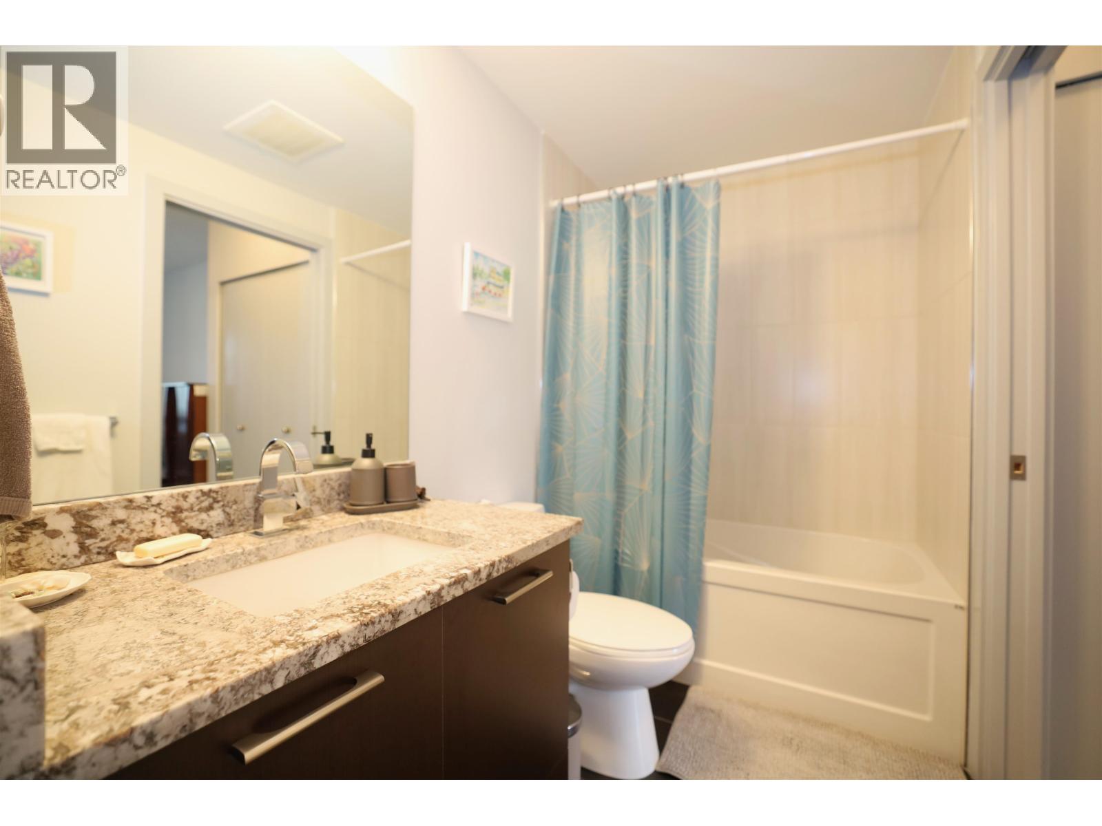 209 5682 WHARF AVENUE, Sechelt