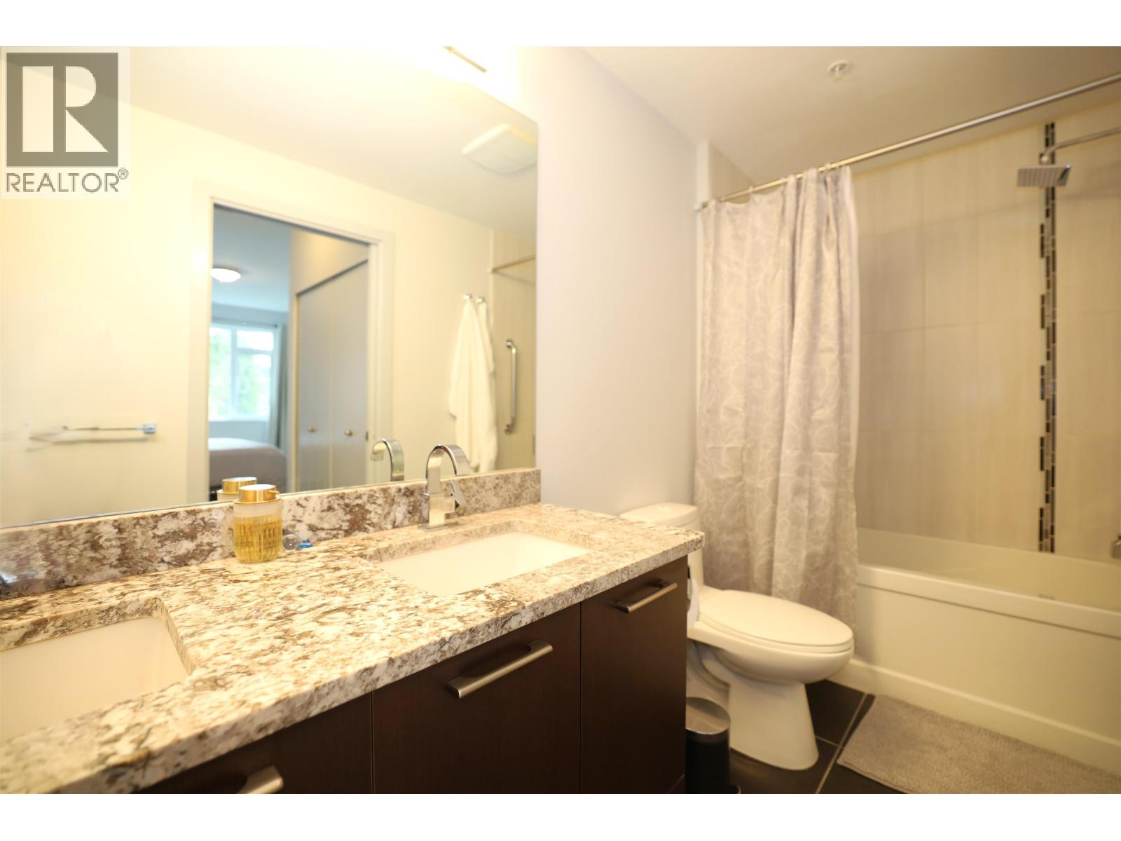 209 5682 WHARF AVENUE, Sechelt