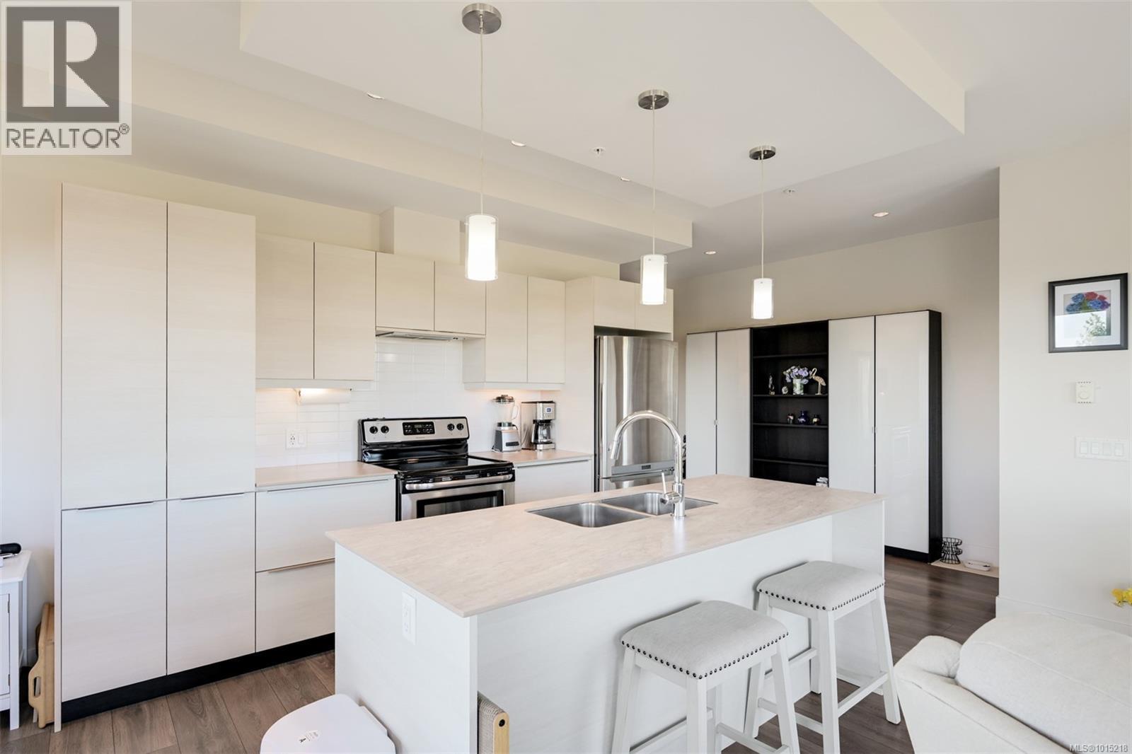 407 3815 Rowland Avenue, Saanich