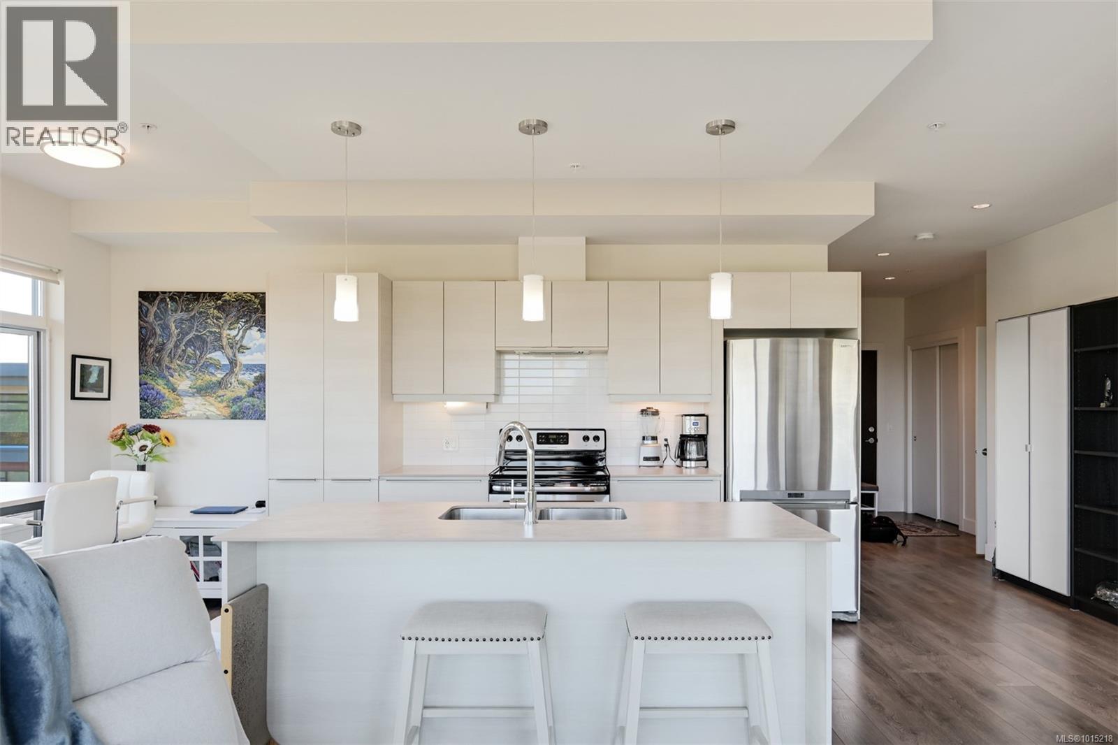 407 3815 Rowland Avenue, Saanich