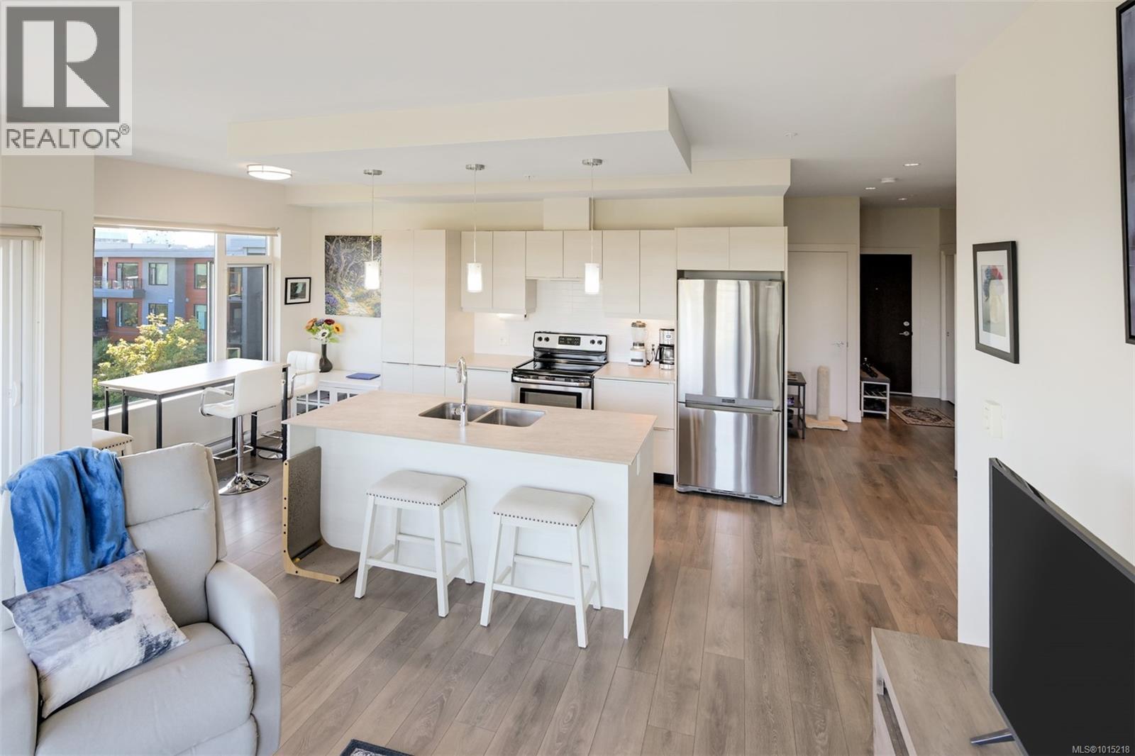 407 3815 Rowland Avenue, Saanich