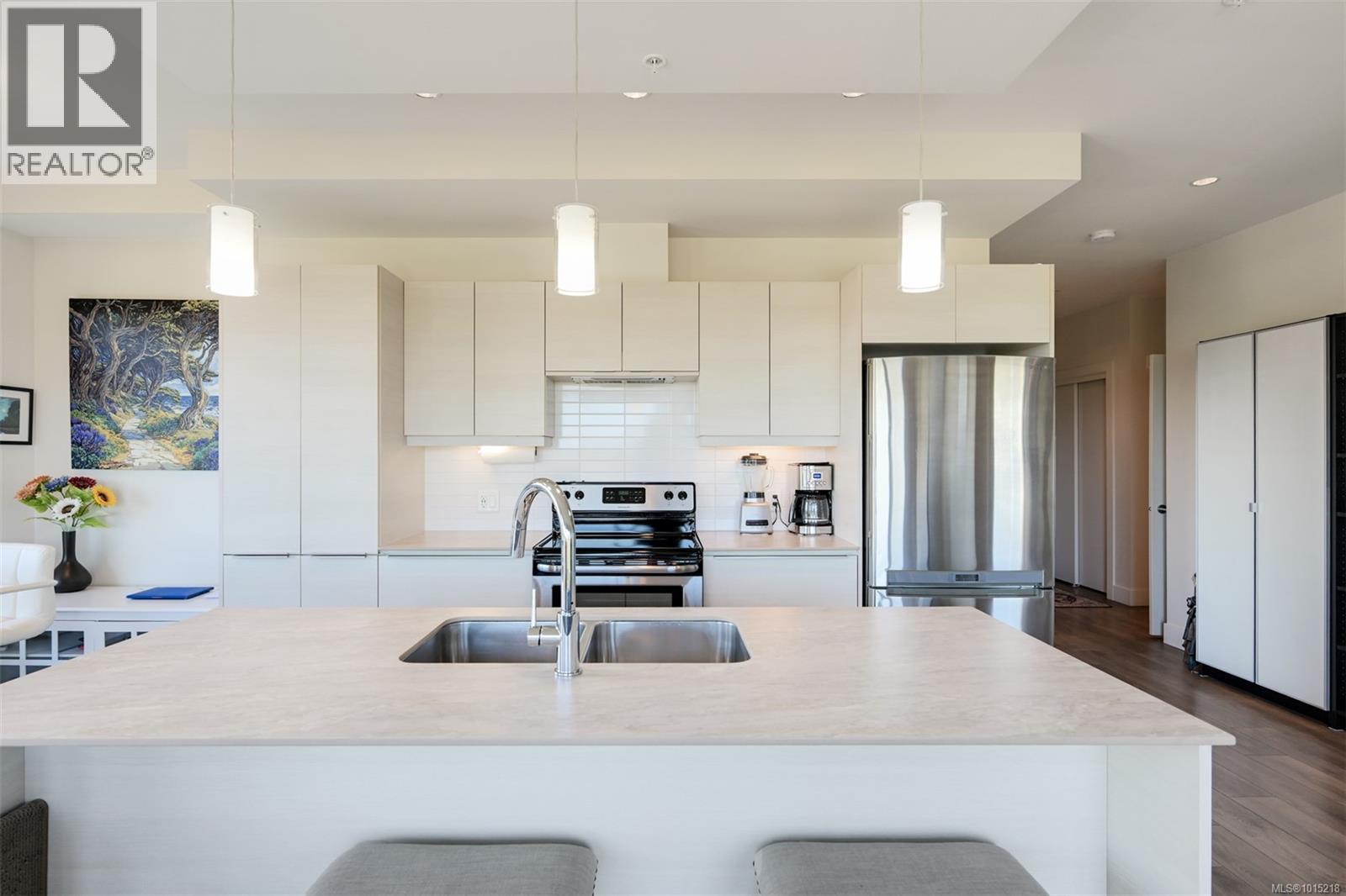 407 3815 Rowland Avenue, Saanich